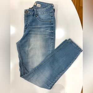 3/$25 ✨LIGHT BLUE STRETCHY AND COMFY JEANS DENIM - SIZE 3 (or 27) MIDRISE